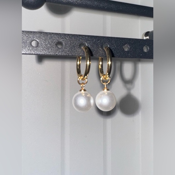 NWOT Slide Jewelry 0.5in Stainless Steel Gold Hoop Earrings with Dangling Pearls - Picture 4 of 4